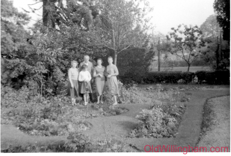 Oct-1958-garden-of-31-High-Street-Willingham-group-with-addition-of-Ann-Breach