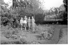 Oct-1958-garden-of-31-High-Street-Willingham-group-with-addition-of-Ann-Breach